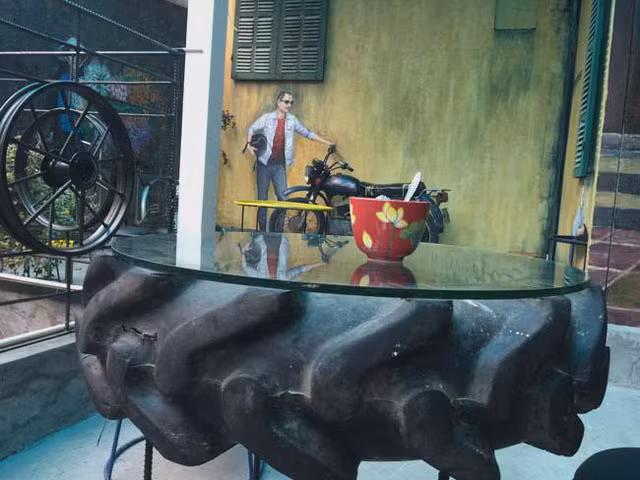 Chiếc lốp xe quá hạn sử dụng cũng được chủ quán biến thành chiếc bàn.