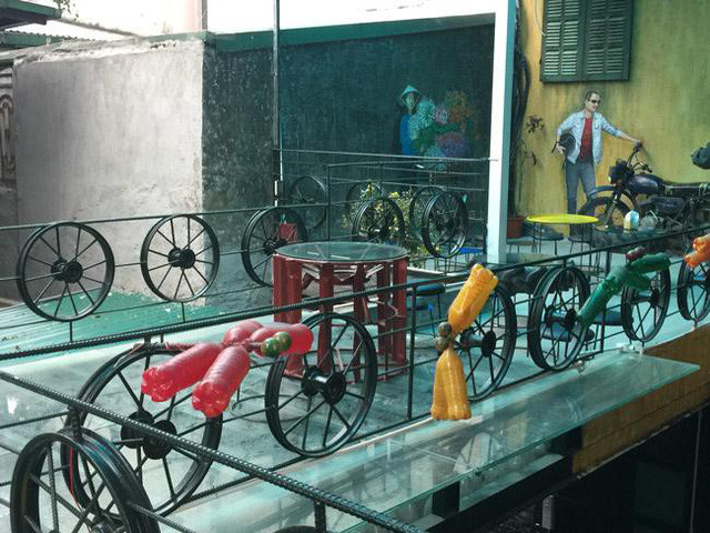 Tô điểm cho phần lan can là những chiếc vành xe cũ cùng vỏ chai nhựa phế thải.