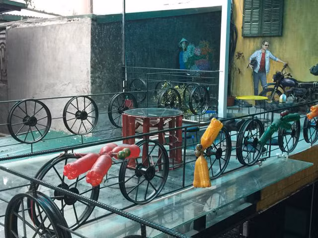 Tô điểm cho phần lan can là những chiếc vành xe cũ cùng vỏ chai nhựa phế thải.