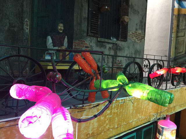 Cũng theo chủ quán chia sẻ, thay vì hô vang khẩu hiệu “thân thiện với môi trường” thì chúng ta nên bắt tay vào từ những hành động nhỏ nhất để nâng cao ý thức bảo vệ môi trường. Ba chàng trai thế hệ 8X bắt tay vào công việc bằng cách rong ruổi khắp nơi tìm kiếm gom góp những món đồ vứt đi để thực hiện ý tưởng của mình.