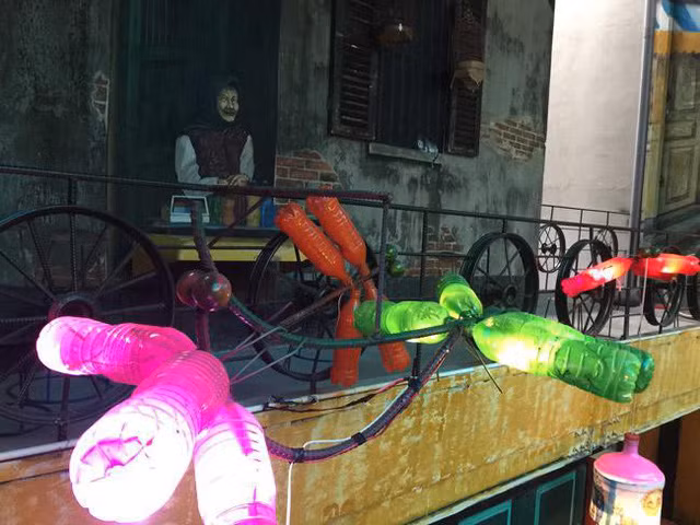 Cũng theo chủ quán chia sẻ, thay vì hô vang khẩu hiệu “thân thiện với môi trường” thì chúng ta nên bắt tay vào từ những hành động nhỏ nhất để nâng cao ý thức bảo vệ môi trường. Ba chàng trai thế hệ 8X bắt tay vào công việc bằng cách rong ruổi khắp nơi tìm kiếm gom góp những món đồ vứt đi để thực hiện ý tưởng của mình.