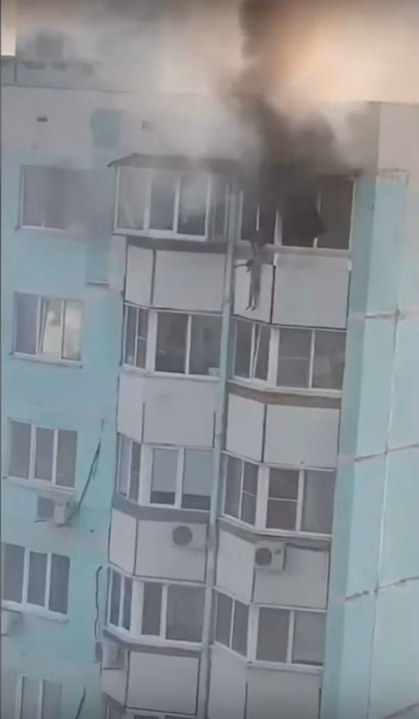 Chay nha, me hoang loan tha con tu tang 10 xuong roi nhay theo