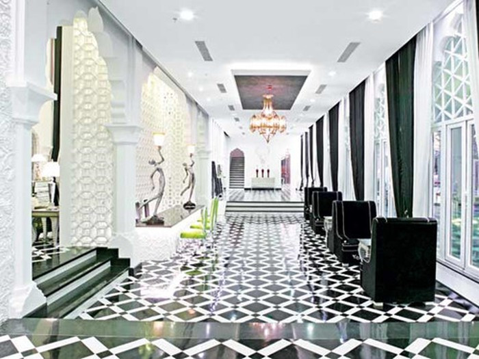 Tất cả đều nhìn ra hướng sông, trong đó, căn phòng Tổng thống có diện tích 260m2 là một không gian lộng lẫy và choáng ngợp. Một hồ bơi biếc xanh nằm lọt giữa lâu đài, hắt lên những hoa văn trắng được trang trí với các mô típ hoa lá theo kiểu phù điêu đắp nổi.