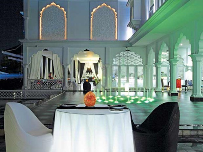 Phong cách ăn mặc thường ngày của vị doanh nhân này khiến người đối diện cảm giác như ông là một người trong giới giải trí hơn là một doanh nhân thành đạt và có tiếng tăm.