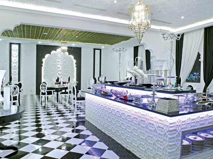 Từ ngoài vào trong, kết cấu cấu trúc là tương đối hài hòa, tương đồng nhau. Tuy nhiên, sự sáng tạo của nó chính là việc phối hợp rất sáng tạo và đầy tào bạo trong nội thất bên trong. Nội thất được trang trí pha trộn hài hòa nhiều trường phái, từ bàn ghế cổ Trung Hoa cho đến phong cách châu Âu thoải mái, hiện đại.