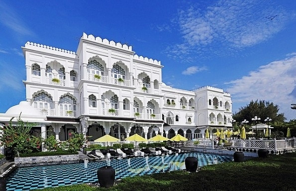 Ông Hoàng Khải chia sẻ, chính ông là nhà đầu tư kiêm thiết kế “lâu đài” này. Tự tay ông sắm sửa và sắp đặt khối tài sản màu trắng trị giá lên đến 15 triệu USD này. Tòa lâu đài có 19 phòng, mỗi phòng được theo một lối khác nhau với toàn bộ nội thất chỉ có hai gam màu chủ đạo trắng và đen, điểm xuyết một chút ánh đỏ từ những hoa văn trên chiếc khăn quàng của thiếu nữ Ấn Độ.