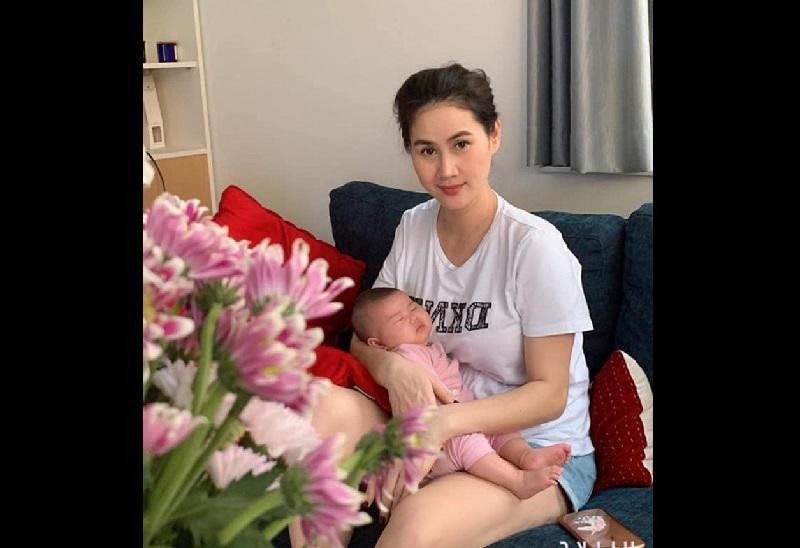 Diễn viên Thân Thúy Hà yêu cây xanh, thích trồng rau và hoa nên không gian sống mới của hai mẹ con rất xanh mát và yên bình nhờ trang trí bởi hoa tươi.