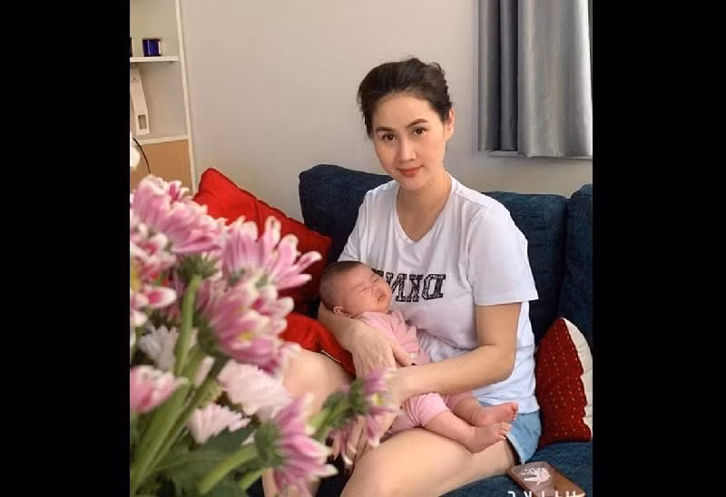 Diễn viên Thân Thúy Hà yêu cây xanh, thích trồng rau và hoa nên không gian sống mới của hai mẹ con rất xanh mát và yên bình nhờ trang trí bởi hoa tươi.