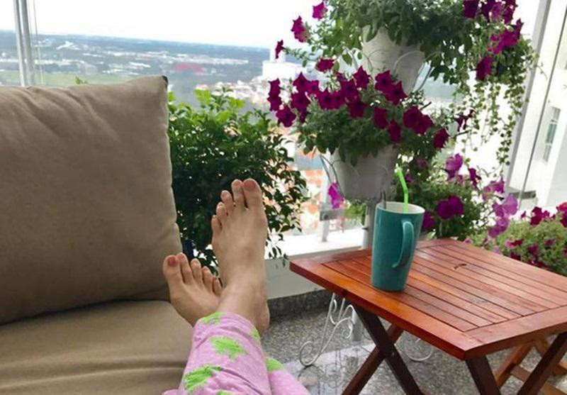 Trong căn hộ xinh xắn này, diễn viên Thân Thúy Hà chọn ban công để tạo nên khu vườn đầy hoa và rau sạch. Không gian giao giữa ngoài trời và trong nhà được Thúy Hà đặt bàn thư giãn.