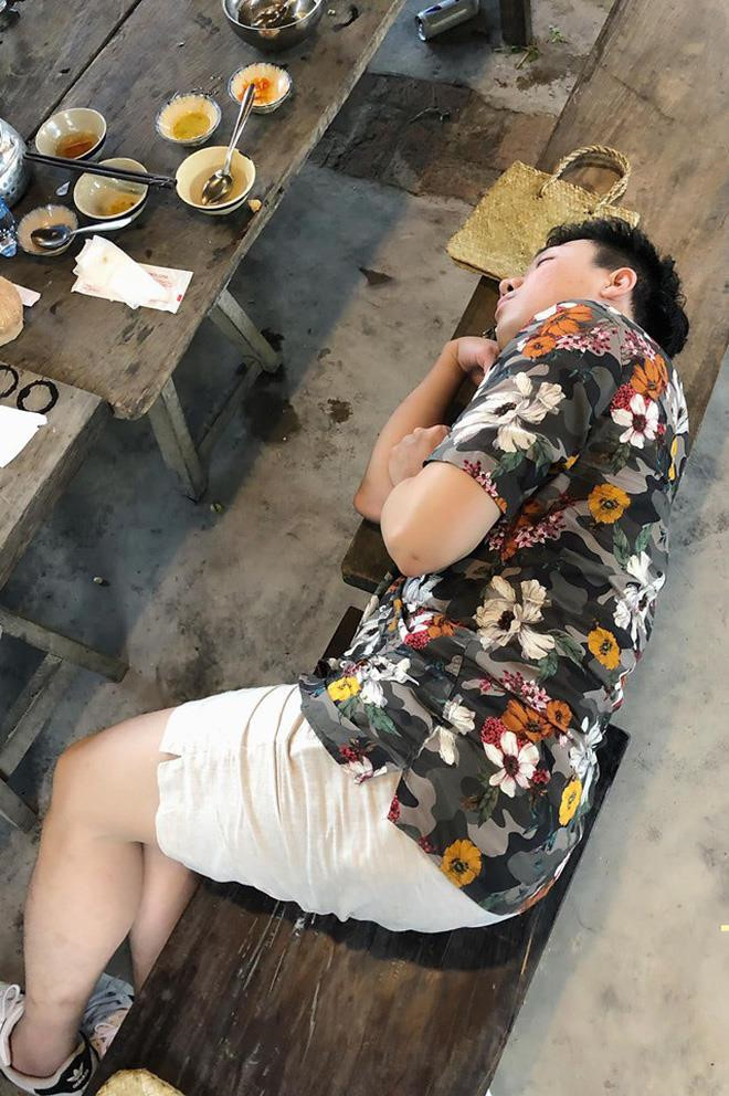 Trong ảnh do BB Trần đăng tải, Trấn Thành đang nằm ngủ ngay trên ghế dài bên bàn ăn. Chia sẻ loạt ảnh ngủ gật của các thành viên, "Thánh chơi dơ" của Running Man còn đổi tên chương trình thành "Ngủ đi ngại chi" để mang lại tiếng cười cho người hâm mộ.