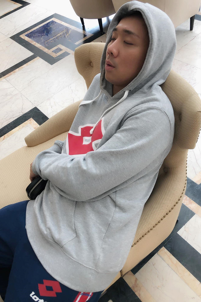 Đây không phải lần đầu tiên các thành viên tiết lộ hậu trường của Running Man. Trong đó, Trấn Thành luôn bị các đồng đội "dìm hàng" bằng những bức ảnh ngủ gật hài hước.