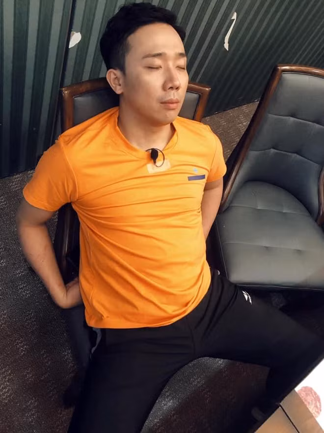 Dàn cast luôn tranh thủ ghi lại những khoảnh khắc khó quên trong hậu trường để chia sẻ với khán giả. Trấn Thành là người bị chụp hình nhiều nhất, đặc biệt trong lúc ngủ. Nam MC thường chợp mắt trong khoảng thời gian nghỉ ngơi giữa buổi ghi hình.