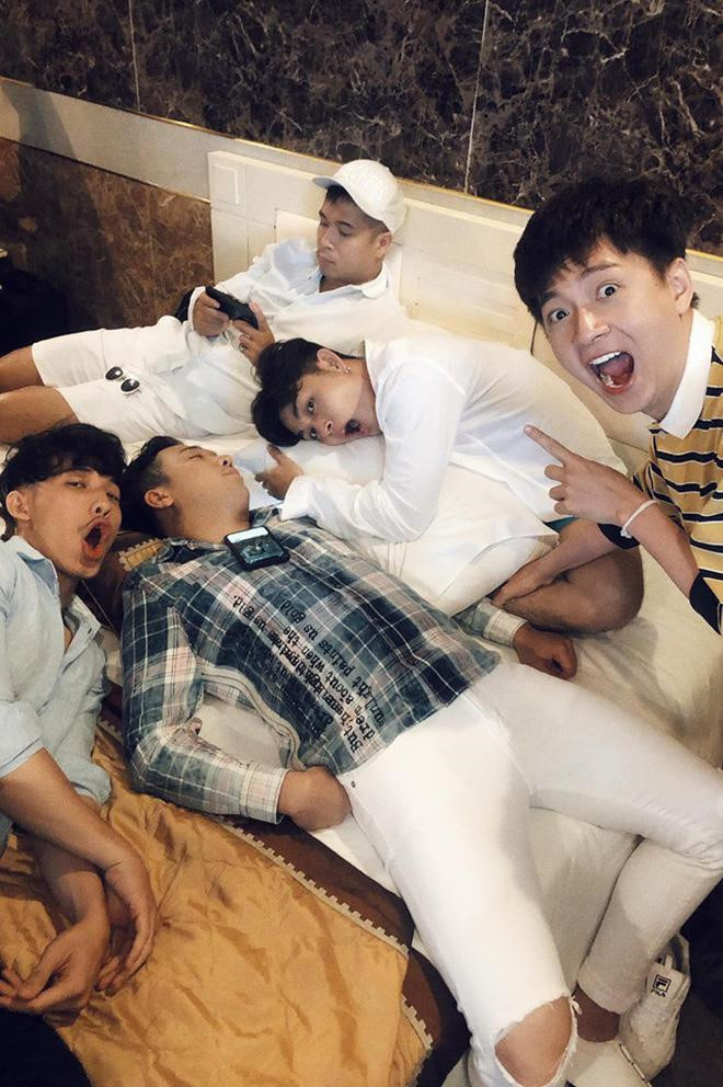 Người hâm mộ cho rằng Trấn Thành là người chịu nhiều thiệt thòi nhất trong nhóm khi thường xuyên bị đàn em trêu chọc, "dìm hàng". Ban đầu, khi khởi động dự án Running Man, chính dàn cast từng thừa nhận có một số thành viên chưa thực sự thân thiết khiến việc giao tiếp có phần không thoải mái. Trải qua quá trình ghi hình kéo dài, Jun Phạm và Liên Bỉnh Phát tiết lộ 7 người trở nên thân thiết, không còn khoảng cách hay sự ngại ngùng như trước kia.