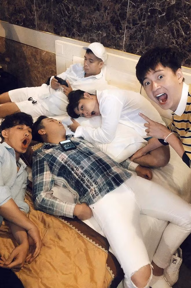 Người hâm mộ cho rằng Trấn Thành là người chịu nhiều thiệt thòi nhất trong nhóm khi thường xuyên bị đàn em trêu chọc, "dìm hàng". Ban đầu, khi khởi động dự án Running Man, chính dàn cast từng thừa nhận có một số thành viên chưa thực sự thân thiết khiến việc giao tiếp có phần không thoải mái. Trải qua quá trình ghi hình kéo dài, Jun Phạm và Liên Bỉnh Phát tiết lộ 7 người trở nên thân thiết, không còn khoảng cách hay sự ngại ngùng như trước kia.