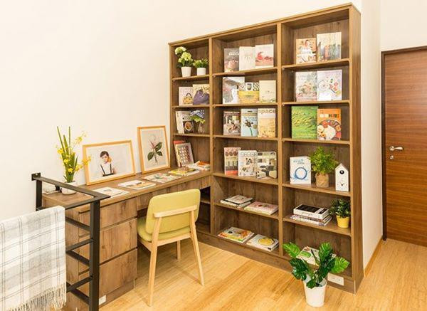 Phòng đọc sách được đặt ngay lối lên cầu thang.