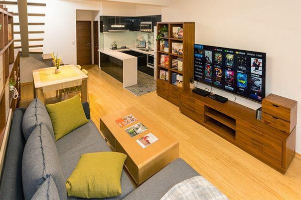 Căn nhà được thiết kế không gian mở. Bên cạnh phòng khách là phòng bếp.