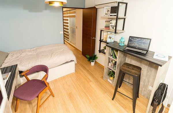 Phòng ngủ cũng được thiết kế cửa sổ lớn giúp ánh sáng tự nhiên luôn tràn ngập.