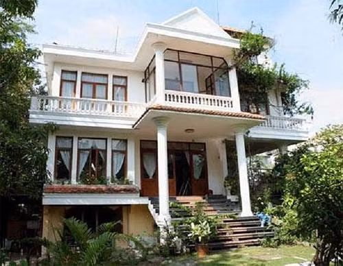 Với nhiều kiến trúc cổ xưa là mái ngói rêu phong, màu nâu của gỗ hòa cùng màu xanh cây lá, cách thiết kế sân vườn, hồ nước, cây cảnh rất ấn tượng. Đặc biệt, để phục vụ nhu cầu thưởng trà và nghỉ ngơi, căn nhà này còn thiết kế một chòi nghỉ mát ngay bên hồ sen như kiến trúc của triều đại phong kiến.