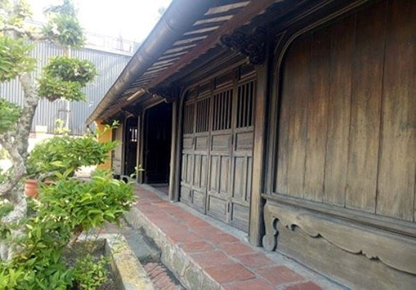 Ngôi nhà xây dựng theo kiểu 3 gian, 2 chái gồm 36 cột tròn. Mái ngói âm dương dài thoai thoải và thấp mang đậm nét nhà truyền thống người Việt. Trên nóc nhà có hồi văn, hình bát quái. Loại nhà này có nhiều ưu điểm so với các nhà cổ truyền khác vì có bộ khung sườn cứng cáp, lòng nhà rộng rãi. Mảng giữa tường và khánh thờ là các bức hoành phi được sơn son thiếp vàng, các bức liễn bằng những câu đối cẩn xà cừ đính trên cột. Gian giữa phía trên là khám thờ với tấm thủ quyển chạm nổi hình Tứ linh, giữa bức thủ quyển là ba hàng chữ đề danh hiệu các vị thần được thờ tự.