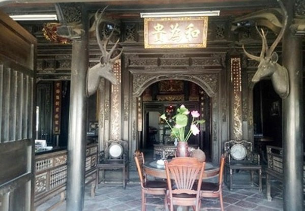 Trước ngôi nhà có hòn non bộ. Theo lý giải của gia chủ, do ngôi nhà hướng Tây và nhìn ra sông nên phải dựng hòn non bộ để hợp phong thủy. Khi mặt trời đổ về hướng Tây, chiếu xuống sẽ tạo ra một luồng ánh sáng không tốt vào nhà. Do đó, hòn non bộ sẽ có nhiệm vụ chắn ánh nắng vào nhà.