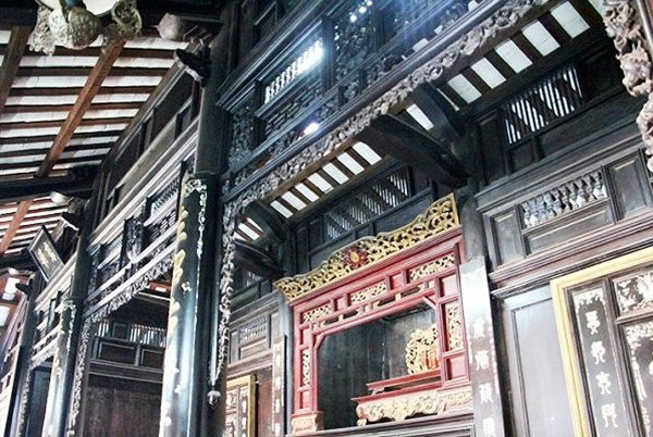 Theo ông Tới, nguyên vật liệu để dựng ngôi nhà đều là những loại gỗ quý như Cẩm lai, Giáng hương, Gõ, Sến, Mật… thể hiện sự sung túc của gia chủ. Từ những song gỗ, đường nét ô vuông đến các mảng phù điêu đều được bố trí đối xứng đến từng chi tiết, tạo nên bề thế trang nghiêm, thể hiện phong cách vương quyền.