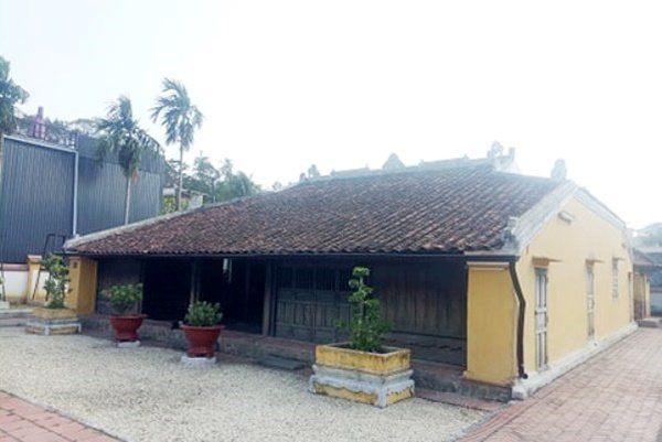 Đặc biệt, ở lớp cửa thứ hai, tất cả đều chạm nổi, khắc chìm, khắc lộng thể hiện toàn bộ trên các khung cửa, cách cửa: khung cửa chính dựng theo lối Tam quan, ở đây là một bức tranh khá hoành tráng với cảnh có hình bán nguyệt được trổ lộng, thể hiện cảnh lầu son gác tía ở cung đình. Ở hai bên gian thờ giữa là hai buồng ngủ của chủ nhà (buồng ông và buồng bà) bài trí 2 bộ ván nằm ngủ bằng gỗ nguyên khối. Trên hai cửa buồng có hai bức hoành đề: Ngự dược, Diên phi (cá nhảy, diều bay: Có ý mong thi đậu hoặc thăng quan lên chức). Nơi đây còn có các bao lam đều trang trí đẹp, công phu.