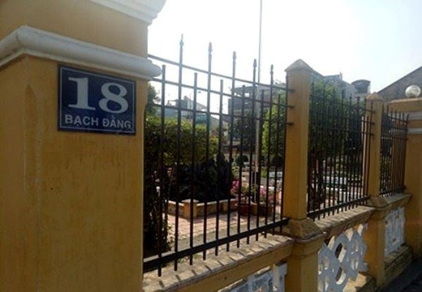 Tường rào bao quanh căn nhà.