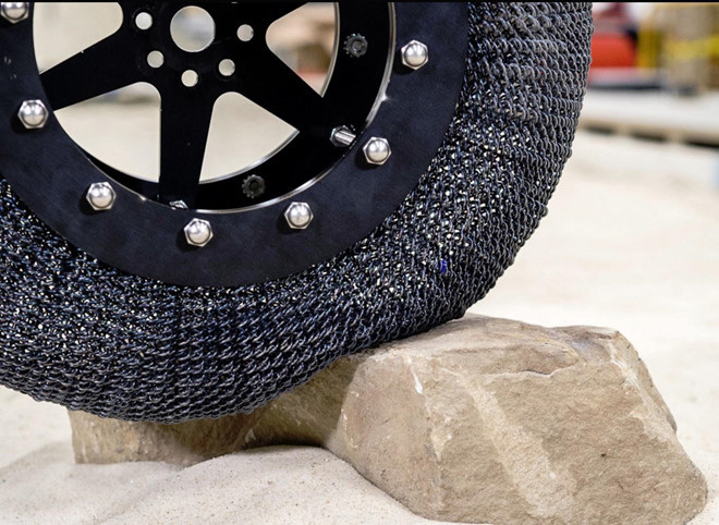 Lốp siêu đàn hồi. Đây sẽ là vật liệu quan trọng với ngành công nghiệp xe trong tương lai, thay thế cho lốp hơi. Xe tự hành trên mặt trăng của tàu Apollo sử dụng lốp do Glenn Research Center và Goodyear phát triển, có khả năng trở lại hình dạng cũ dù biến dạng tới 10%. Nhờ đó, lốp có thể chịu được những lực tác động rất mạnh và không cần bơm hơi. Ảnh: NASA.