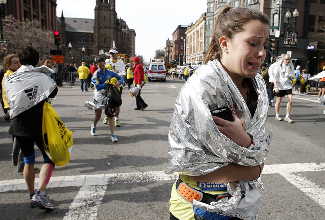 Chăn kim loại giữ nhiệt. Bạn có thể nhìn thấy những tấm chăn đặc biệt này ở các cuộc chạy marathon, khi những vận động viên hoàn thành chặng đua được quấn chăn. Trong nhiệm vụ Apollo, NASA cần những tấm bảo vệ các thiết bị khỏi bức xạ trên vũ trụ nhưng phải nhẹ để không ảnh hưởng tới trọng lượng của tàu. Cuối cùng, họ tạo ra một tấm chăn với nhôm quấn xung quanh lớp bọc Mylar, có thể bảo vệ cả phi hành gia lẫn các thiết bị. Nguyên lý thiết kế đó được dùng trong những tấm chăn kim loại, đôi khi được gọi là "chăn vũ trụ" ngày nay. Ảnh: AP.