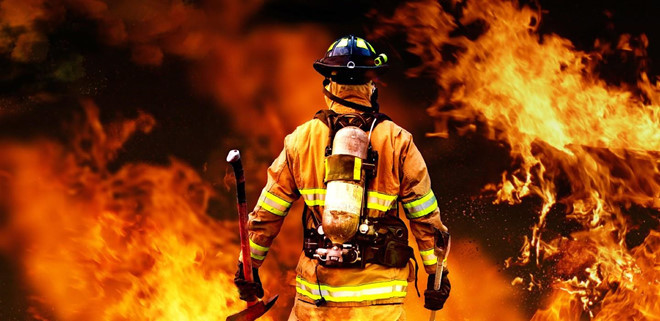 Đồ bảo hộ cứu hỏa. Năm 1967, vụ cháy trong khoang tàu Apollo 1 khiến 3 phi hành gia thiệt mạng. Để đề phòng sự cố tương tự, NASA đã nghiên cứu những vật liệu đặc biệt để bảo vệ cả tàu không gian và phi hành gia. Monsanto, công ty hóa chất lớn của Mỹ đã tạo ra vật liệu không cháy có tên Durette. Họ cũng giới thiệu hệ thống thở trong mặt nạ có thể tháo lắp dễ dàng. Đây là hai thành phần quan trọng nhất của trang bị cho lính cứu hỏa hiện nay. Ảnh: Gore Protective.