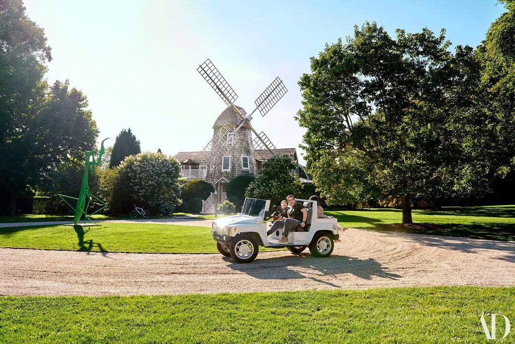 Biệt thự được xây vào năm 1885 với diện tích xấp xỉ 790 m2, nằm trên một mảnh đất rộng khoảng 1,6 ha. Công trình này tái hiện lại hình ảnh chiếc cối xay gió lịch sử cũng ở tọa lạc thị trấn East Hampton.