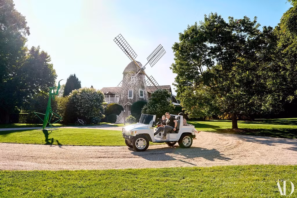 Biệt thự được xây vào năm 1885 với diện tích xấp xỉ 790 m2, nằm trên một mảnh đất rộng khoảng 1,6 ha. Công trình này tái hiện lại hình ảnh chiếc cối xay gió lịch sử cũng ở tọa lạc thị trấn East Hampton.