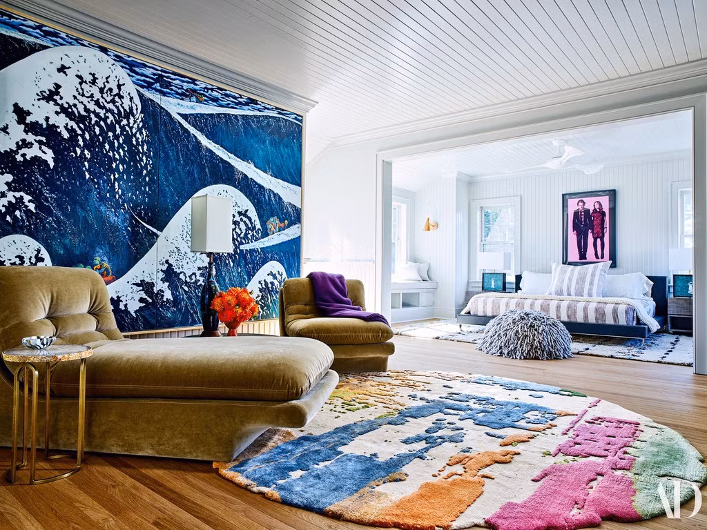 Phòng ngủ chính lộng lẫy, đa dạng sắc màu, và được trang hoàng bằng các bức tranh, tác phẩm nghệ thuật danh tiếng, tôn lên vẻ đẹp sang trọng.