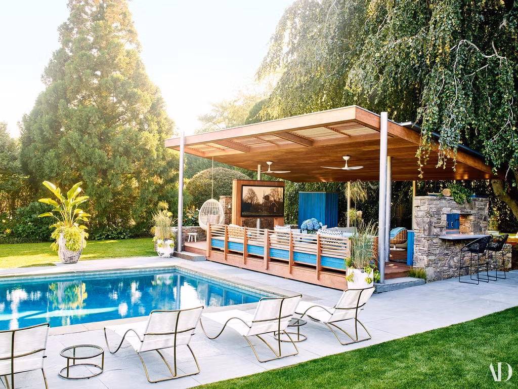 Không gian thư giãn ngoài trời bao gồm hồ bơi, sân tennis, và sân vườn phong phú.