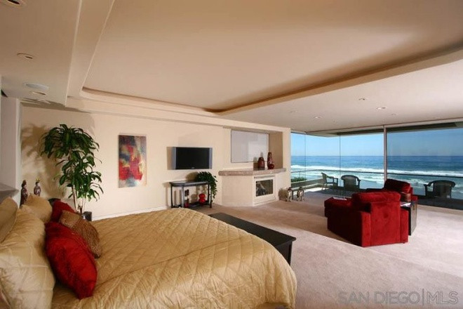 Phòng ngủ chính rộng lớn, trang nhã với những gam màu rực rỡ khác nhau cùng các khung cửa kính đem đến ánh sáng tự nhiên và cảnh sắc đại dương. Căn phòng được đi kèm với một ban công thoáng đãng phục vụ cho việc ngắm cảnh.