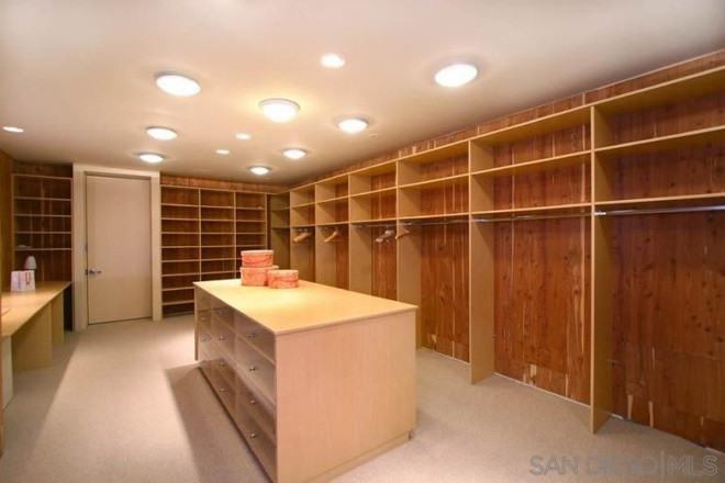 Một phòng thay đồ rộng lớn cùng tủ quần áo khổng lồ. Hầu hết nội thất trong căn phòng này được làm từ gỗ.