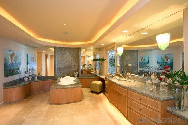 Phòng tắm chính cũng mang những tông màu thanh lịch, được trang bị đầy đủ các tiện nghi cao cấp cần thiết và chia thành nhiều khu vực khác nhau.