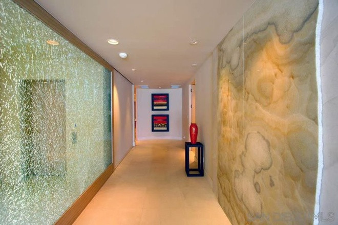 Những hành lang của biệt thự cũng được thiết kế độc đáo với những họa tiết lạ mắt, khiến nơi này trông như bên trong các khách sạn cao cấp.