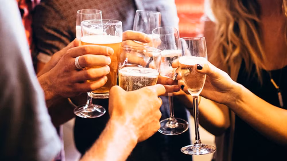 Rượu bia: Uống quá nhiều rượu, bia và các loại đồ uống có cồn khiến bạn khó chìm vào giấc ngủ sâu. Thậm chí, nếu lạm dụng loại đồ uống này, bạn có thể sẽ phải chịu những cơn ác mộng “kinh khủng” hơn bình thường. (Ảnh: Zing)