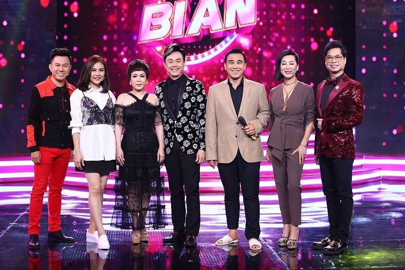 Gần đây nhất MC Quyền Linh đã sử dụng dép tổ ong để dẫn chương trình "Ca sĩ bí ẩn" phát sóng ngày 20/5, gây ồn ào dư luận về sự chỉnh chu của một MC dẫn chương trình truyền hình. Quyền Linh giải thích, vì quá bận rộn nên anh đã chạy thẳng tới trường quay chưa kịp thay giày, thậm chí quần vẫn xắn. Dù là lời nói nửa đùa nửa thật nhưng lời giải thích của Quyền Linh khiến nhiều người đồng cảm cùng anh.