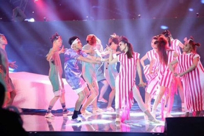 Đông Nhi mang dép tổ ong trình diễn trên sân khấu. Tiết mục đã tạo nên tiếng cười và ấn tượng cho khán giả. Chính điều đó cho thấy dép tổ ong dường như trở thành thương hiệu trong giới showbiz Việt.