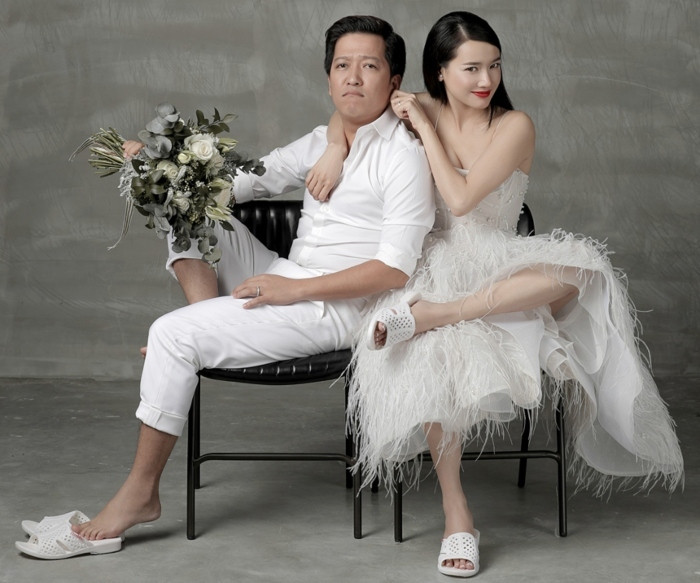 Dép tổ ong còn được xuất hiện trong bộ ảnh cưới đẹp lung linh của hai vợ chồng Trường Giang - Nhã Phương. Cả hai cùng tạo dáng đầy dễ thương và không kém phần tinh nghịch với dép tổ ong.