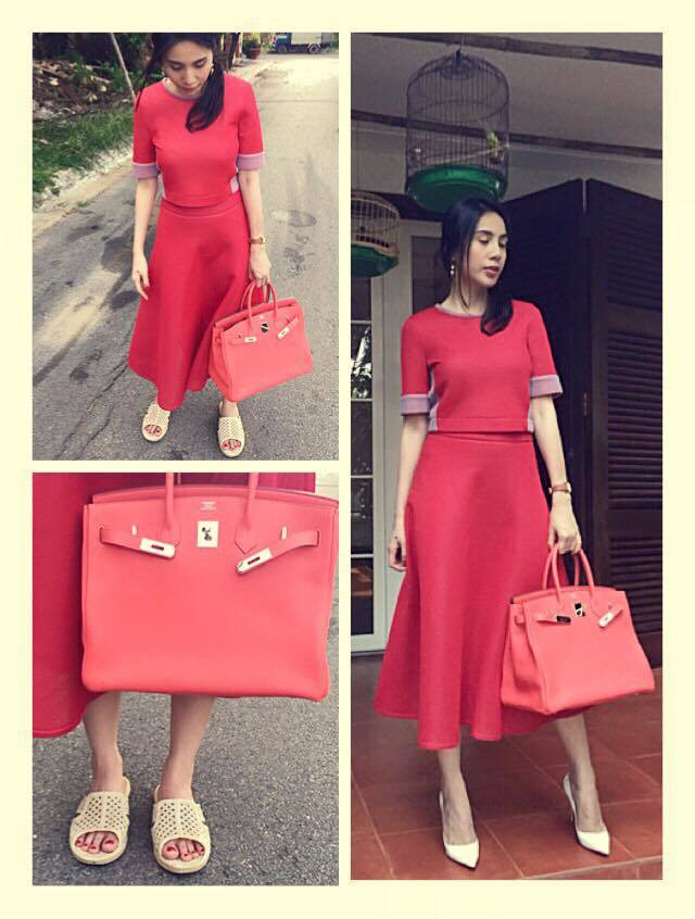 Thủy Tiên là nữ ca sĩ có gu thời trang đẹp, sang trọng. Xuất hiện cùng nữ ca sĩ luôn là những thương hiệu nổi tiếng. Nhưng cũng có khi khán giả thấy cô nàng vô cùng giản dị với chiếc dép tổ ong. Thuỷ Tiên chia sẻ cô rất thích mang dép tổ ong vì gắn liền với tuổi thơ của cô khi còn bé.