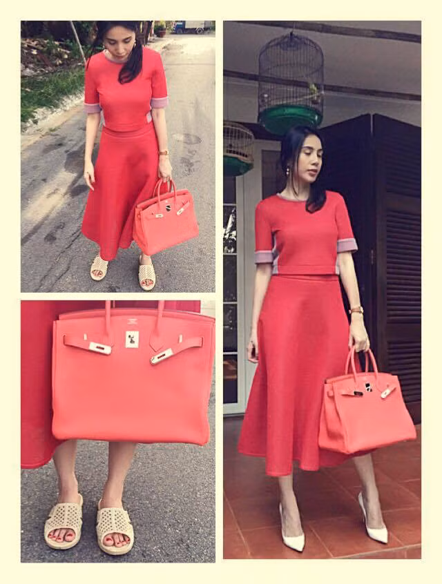 Thủy Tiên là nữ ca sĩ có gu thời trang đẹp, sang trọng. Xuất hiện cùng nữ ca sĩ luôn là những thương hiệu nổi tiếng. Nhưng cũng có khi khán giả thấy cô nàng vô cùng giản dị với chiếc dép tổ ong. Thuỷ Tiên chia sẻ cô rất thích mang dép tổ ong vì gắn liền với tuổi thơ của cô khi còn bé.