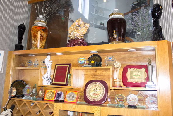 Rất nhiều giải thưởng và bằng khen khác được nghệ sĩ Kim Tử Long đặt trang trọng vào một góc của căn bếp.