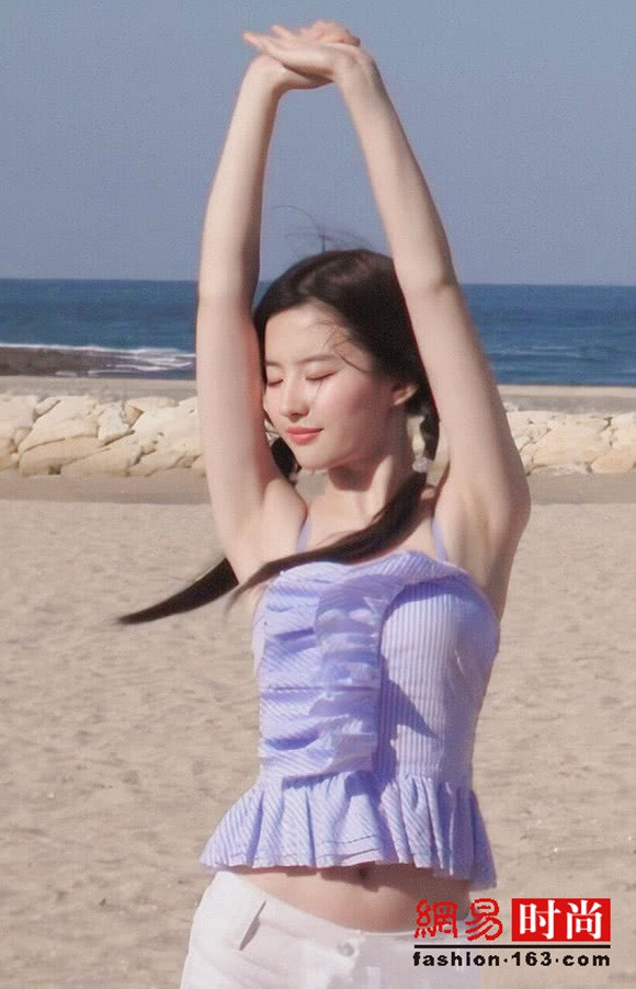 Ngay lập tức, cư dân mạng vào khen ngợi: "Cô ấy thật đẹp"; "Cô ấy như thiên thần sống trong thế giới của chúng ta"; "Ảnh cũ của Lưu Diệc Phi đẹp thuần khiết hơn cả Trương Bá Chi"; "Nhan sắc có một không hai"...