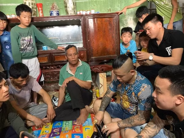 Duong Minh Tuyen gay xon xao khi toi nha nu sinh bi ban bao hanh-Hinh-2