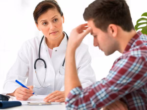 Vấn đề về đi tiểu: Ở nam giới, tiểu nhiều, tiểu đêm hay tiểu khó là những triệu chứng ban đầu cho thấy họ đang bị ung thư tuyến tiền liệt. Do đó, để chắc chắn, khi cơ thể có những dấu hiệu trên, bạn nên đi khám sớm để kịp thời xử lý, tránh biến chứng nguy hiểm có thể xảy ra.