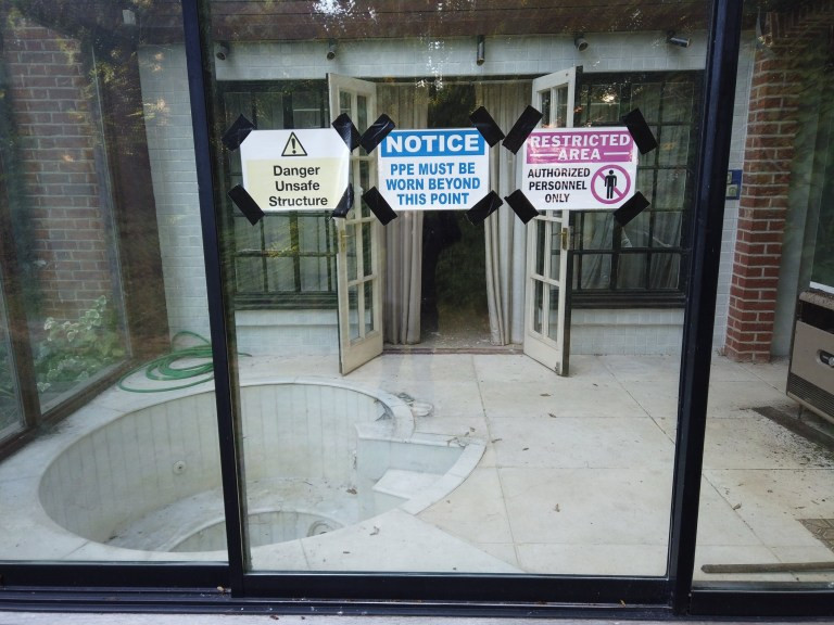 Thống kê cho thấy, trung bình giá một căn nhà trên khu phố này là 15 triệu bảng, cao gấp 65 lần so với mức trung bình ở Anh. (Ảnh: Beyond the Point / News Dog Media)