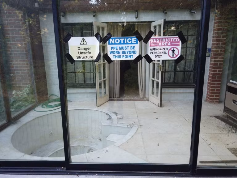 Thống kê cho thấy, trung bình giá một căn nhà trên khu phố này là 15 triệu bảng, cao gấp 65 lần so với mức trung bình ở Anh. (Ảnh: Beyond the Point / News Dog Media)